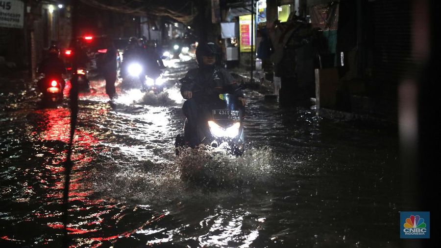 Pengendara motor menerobos banjir di kawasan kemang, Jakarta, Rabu, (4/1/2023). (CNBC Indonesia/ Muhammad Sabki)