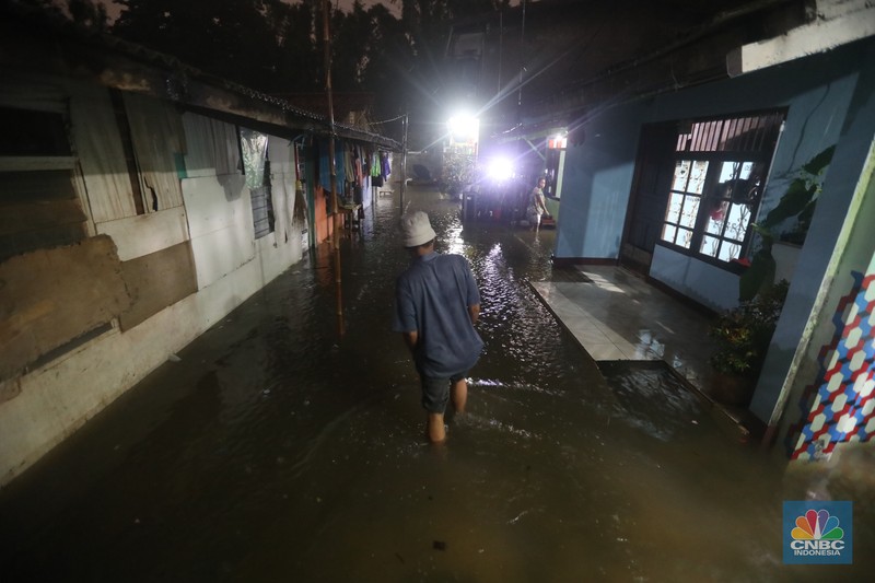 Pengendara motor menerobos banjir di kawasan kemang, Jakarta, Rabu, (4/1/2023). Pengendara motor menerobos banjir di kawasan kemang, Jakarta, Rabu, (4/1/2023). (CNBC Indonesia/ Muhammad Sabki)