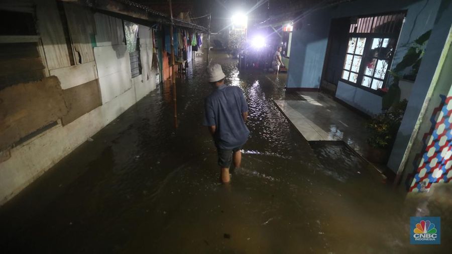 Pengendara motor menerobos banjir di kawasan kemang, Jakarta, Rabu, (4/1/2023). (CNBC Indonesia/ Muhammad Sabki)