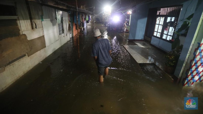 Pengendara motor menerobos banjir di kawasan kemang, Jakarta, Rabu, (4/1/2023). (CNBC Indonesia/ Muhammad Sabki)