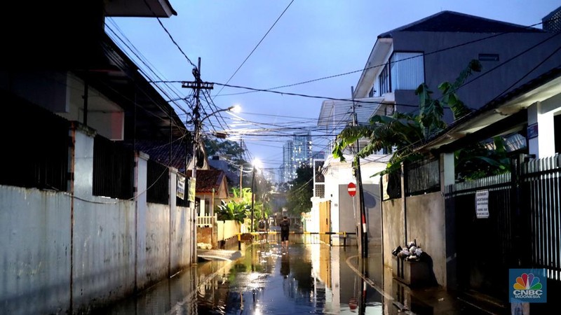 Pengendara motor menerobos banjir di kawasan kemang, Jakarta, Rabu, (4/1/2023). (CNBC Indonesia/ Muhammad Sabki)