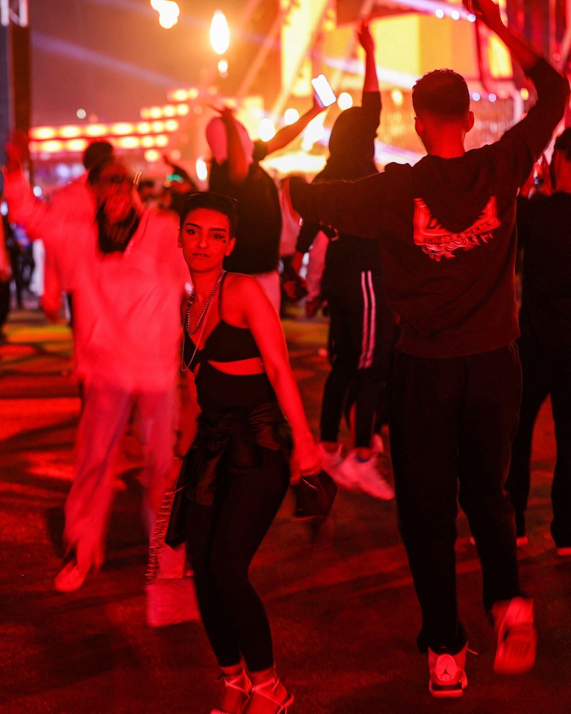 Perempuan Arab Saudi Menonton Konser Penonton menari selama festival musik MDLBEAST Soundstorm 2022 di Banban di pinggiran utara ibu kota Arab Saudi, Riyadh, Kamis (1/12/2022). (Photo by FAYEZ NURELDINE/AFP via Getty Images)