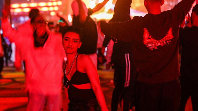 Penonton menari selama festival musik MDLBEAST Soundstorm 2022 di Banban di pinggiran utara ibu kota Arab Saudi, Riyadh, Kamis (1/12/2022). (Photo by FAYEZ NURELDINE/AFP via Getty Images)