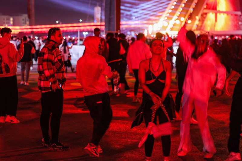 Perempuan Arab Saudi Menonton Konser Penonton menari selama festival musik MDLBEAST Soundstorm 2022 di Banban di pinggiran utara ibu kota Arab Saudi, Riyadh, Kamis (1/12/2022). (Photo by FAYEZ NURELDINE/AFP via Getty Images)