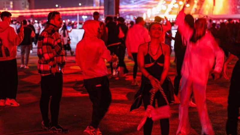 Penonton menari selama festival musik MDLBEAST Soundstorm 2022 di Banban di pinggiran utara ibu kota Arab Saudi, Riyadh, Kamis (1/12/2022). (Photo by FAYEZ NURELDINE/AFP via Getty Images)