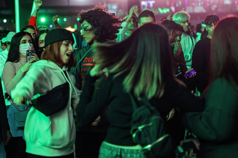 Penonton menari selama festival musik MDLBEAST Soundstorm 2022 di Banban di pinggiran utara ibu kota Arab Saudi, Riyadh, Kamis (1/12/2022). (Photo by FAYEZ NURELDINE/AFP via Getty Images)