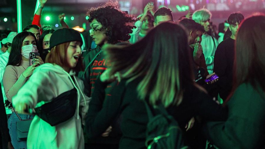 Penonton menari selama festival musik MDLBEAST Soundstorm 2022 di Banban di pinggiran utara ibu kota Arab Saudi, Riyadh, Kamis (1/12/2022). (Photo by FAYEZ NURELDINE/AFP via Getty Images)