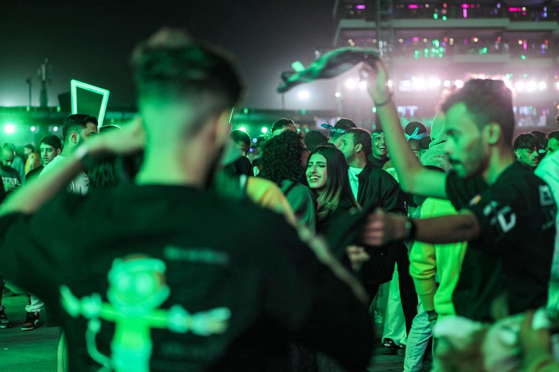 Penonton menari selama festival musik MDLBEAST Soundstorm 2022 di Banban di pinggiran utara ibu kota Arab Saudi, Riyadh, Kamis (1/12/2022). (Photo by FAYEZ NURELDINE/AFP via Getty Images)