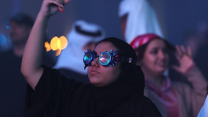 Perempuan Arab Saudi Menonton Konser Penonton menghadiri pertunjukan artis musik Dish-Dash DJ selama festival musik Soundstorm 2022, yang diselenggarakan oleh MDLBEAST, di Banban di pinggiran ibu kota Saudi, Riyadh, Kamis (1/12/2022). (Photo by FAYEZ NURELDINE/AFP via Getty Images)