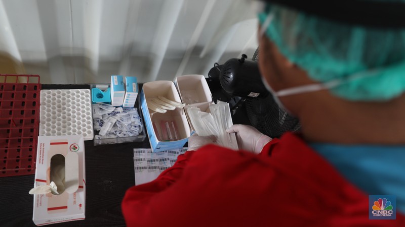 Petugas medis menunggu pengguna jasa layanan 'drive thru' tes antigen dan PCR COVID-19 harian di salah satu laboratorium di Tb Simatupang, Jakarta, Rabu (4/1/2023). Petugas medis menunggu pengguna jasa layanan 'drive thru' tes antigen dan PCR COVID-19 harian di salah satu laboratorium di Tb Simatupang, Jakarta, Rabu (4/1/2023). (CNBC Indonesia/ Muhammad Sabki)