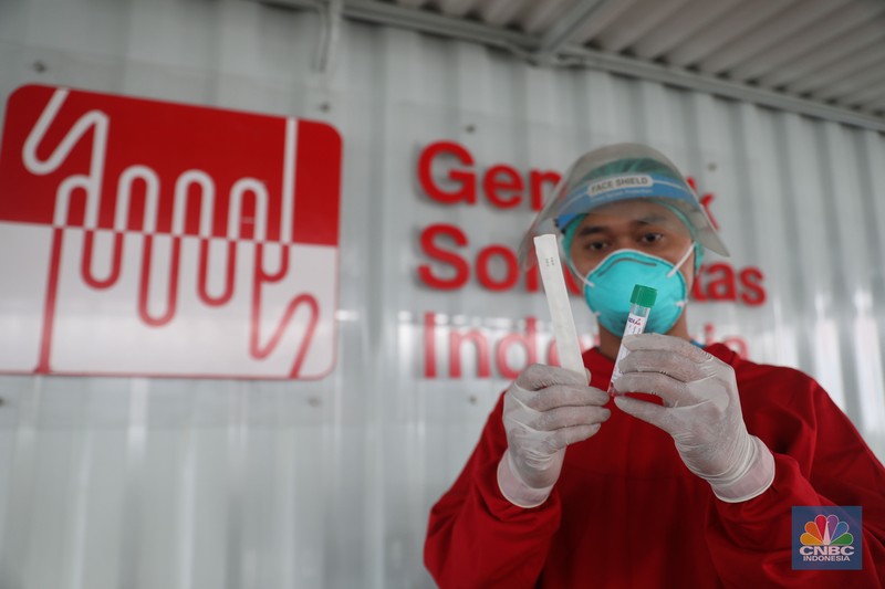 Petugas medis menunggu pengguna jasa layanan 'drive thru' tes antigen dan PCR COVID-19 harian di salah satu laboratorium di Tb Simatupang, Jakarta, Rabu (4/1/2023). Petugas medis menunggu pengguna jasa layanan 'drive thru' tes antigen dan PCR COVID-19 harian di salah satu laboratorium di Tb Simatupang, Jakarta, Rabu (4/1/2023). (CNBC Indonesia/ Muhammad Sabki)
