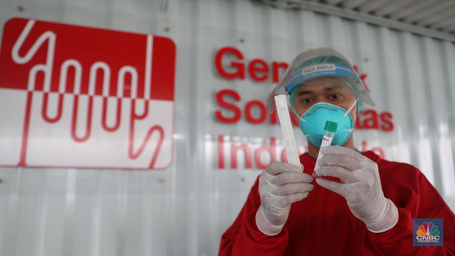 Petugas medis menunggu pengguna jasa layanan 'drive thru' tes antigen dan PCR COVID-19 harian di salah satu laboratorium di Tb Simatupang, Jakarta, Rabu (4/1/2023). (վ/ Muhammad Sabki)