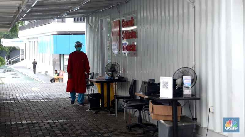 Petugas medis menunggu pengguna jasa layanan 'drive thru' tes antigen dan PCR COVID-19 harian di salah satu laboratorium di Tb Simatupang, Jakarta, Rabu (4/1/2023). (CNBC Indonesia/ Muhammad Sabki)