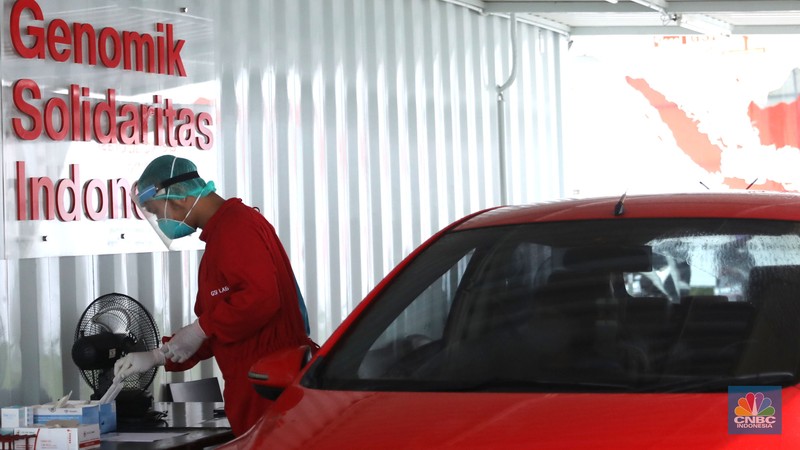 Petugas medis menunggu pengguna jasa layanan 'drive thru' tes antigen dan PCR COVID-19 harian di salah satu laboratorium di Tb Simatupang, Jakarta, Rabu (4/1/2023). (CNBC Indonesia/ Muhammad Sabki)