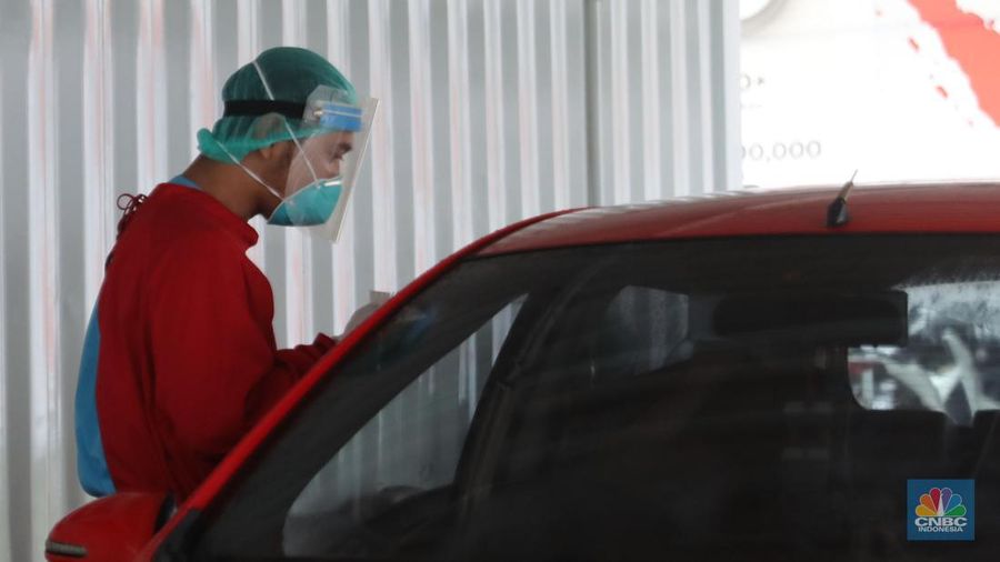 Petugas medis menunggu pengguna jasa layanan 'drive thru' tes antigen dan PCR COVID-19 harian di salah satu laboratorium di Tb Simatupang, Jakarta, Rabu (4/1/2023). (վ/ Muhammad Sabki)