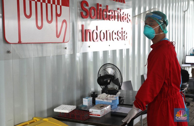 Petugas medis menunggu pengguna jasa layanan 'drive thru' tes antigen dan PCR COVID-19 harian di salah satu laboratorium di Tb Simatupang, Jakarta, Rabu (4/1/2023). (CNBC Indonesia/ Muhammad Sabki)