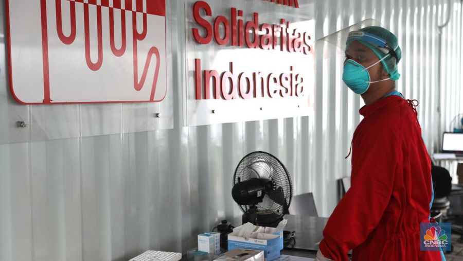 Petugas medis menunggu pengguna jasa layanan 'drive thru' tes antigen dan PCR COVID-19 harian di salah satu laboratorium di Tb Simatupang, Jakarta, Rabu (4/1/2023). (CNBC Indonesia/ Muhammad Sabki)