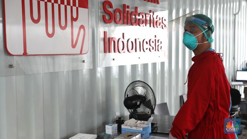 Petugas medis menunggu pengguna jasa layanan 'drive thru' tes antigen dan PCR COVID-19 harian di salah satu laboratorium di Tb Simatupang, Jakarta, Rabu (4/1/2023). (CNBC Indonesia/ Muhammad Sabki)