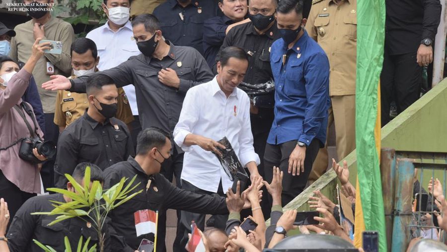 Presiden Jokowi melakukan kunjungan ke Pasar Wisata, Pasar Bawah, Kota Pekanbaru, Provinsi Riau, Rabu (04/01/2023). Presiden meninjau aktivitas perdagangan sekaligus melakukan pembagian bansos, serta menyapa para pedagang dan juga warga. (Twitter @setkabgoid)