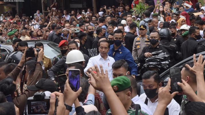 Presiden Jokowi melakukan kunjungan ke Pasar Wisata, Pasar Bawah, Kota Pekanbaru, Provinsi Riau, Rabu (04/01/2023). Presiden meninjau aktivitas perdagangan sekaligus melakukan pembagian bansos, serta menyapa para pedagang dan juga warga. (Twitter @setkabgoid)