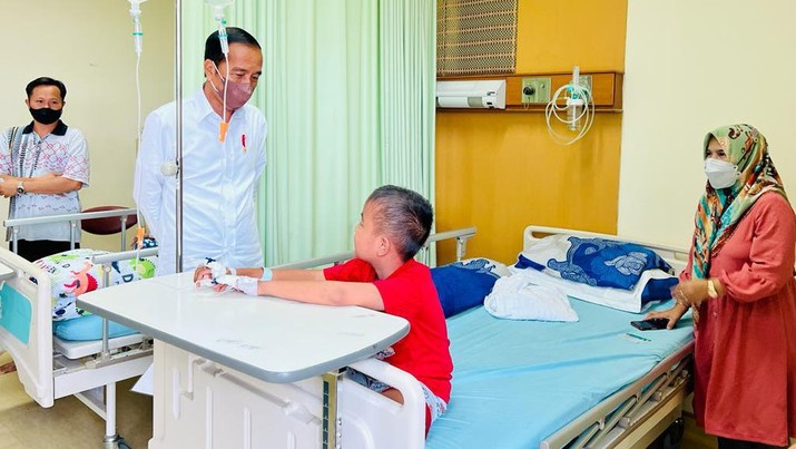 Presiden Jokowi melakukan kunjungan ke RSUD Arifin Achmad setiba di Kota Pekanbaru, siang ini. Presiden Jokowi melakukan kunjungan ke RSUD Arifin Achmad setiba di Kota Pekanbaru, siang ini. Dalam kunjungannya untuk meninjau ruang perawatan kelas III serta melihat pelayanan BPJS di RSUD. (Twitter @Jokowi)