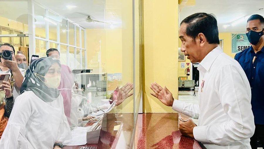 Presiden Jokowi melakukan kunjungan ke RSUD Arifin Achmad setiba di Kota Pekanbaru, siang ini. Dalam kunjungannya untuk meninjau ruang perawatan kelas III serta melihat pelayanan BPJS di RSUD. (Twitter @Jokowi)