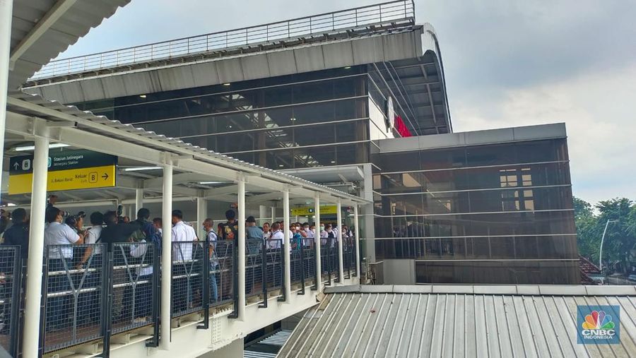 PT Transportasi Jakarta (Transjakarta) merampungkan pengerjaan Halte Stasiun Jatinegara 2 yang terintegrasi langsung dengan Stasiun Kereta Api (KAI) Jatinegara, Jakarta Timur, pada hari ini, Rabu (4/1/2023). (²©²ÊÍøÕ¾ / Martyasari Rizky)