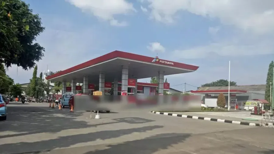 SPBU Dijual di kawasan Jakarta Barat dengan Luas Tanah 4800 m2 dan memiliki Tangki Pendam 6 pc. SPBU ini memiliki Kapasitas : Pertamax Plus 25 ton, Pertamax 22 ton, Premium 45 ton, Bio Solar 45 ton, Pertamina Dex 45 ton, Pertalite 45 ton dengan 12 dispenser TATSUNO dan 56 nozzel. Dalam ilan dituliskan harga Rp 130 Milyar Nego. (Tangkapan Layar iklan Lamudi.co.id/Shanen Chen)