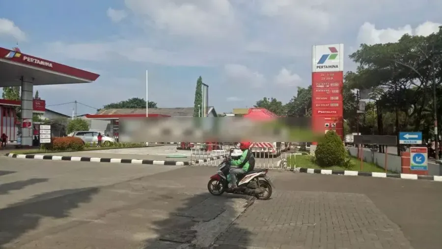 SPBU Dijual di kawasan Jakarta Barat dengan Luas Tanah 4800 m2 dan memiliki Tangki Pendam 6 pc. SPBU ini memiliki Kapasitas : Pertamax Plus 25 ton, Pertamax 22 ton, Premium 45 ton, Bio Solar 45 ton, Pertamina Dex 45 ton, Pertalite 45 ton dengan 12 dispenser TATSUNO dan 56 nozzel. Dalam ilan dituliskan harga Rp 130 Milyar Nego. (Tangkapan Layar iklan Lamudi.co.id/Shanen Chen)