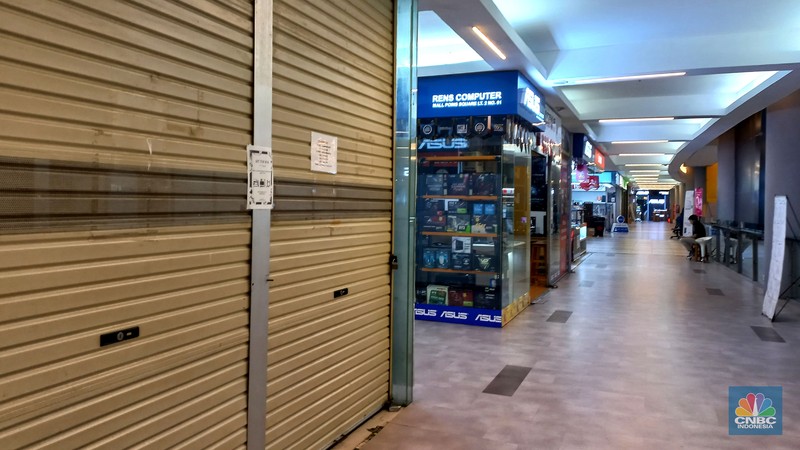 Suasana sepi dan sejumlah kios tutup di pusat perbelanjaan Poins Square Lebak Bulus, Jakarta Selatan, Rabu, (4/1/2023). Suasana sepi dan sejumlah kios tutup di pusat perbelanjaan Poins Square Lebak Bulus, Jakarta Selatan, Rabu, (4/1/2023). (CNBC Indonesia/ Muhammad Sabki)