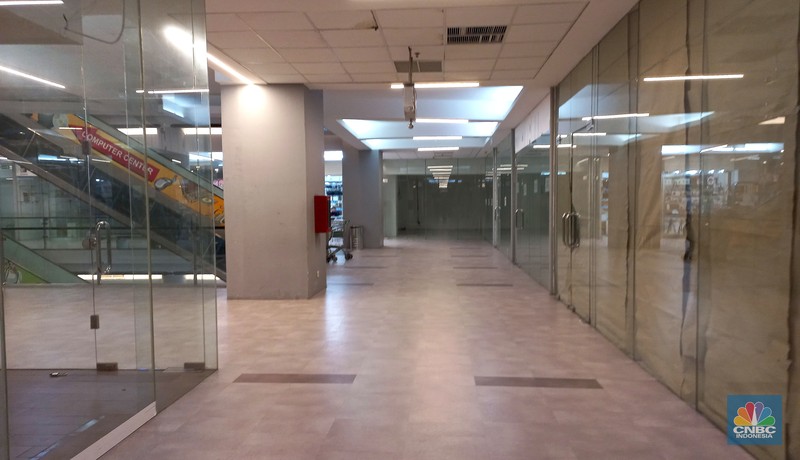 Suasana sepi dan sejumlah kios tutup di pusat perbelanjaan Poins Square Lebak Bulus, Jakarta Selatan, Rabu, (4/1/2023). Suasana sepi dan sejumlah kios tutup di pusat perbelanjaan Poins Square Lebak Bulus, Jakarta Selatan, Rabu, (4/1/2023). (CNBC Indonesia/ Muhammad Sabki)