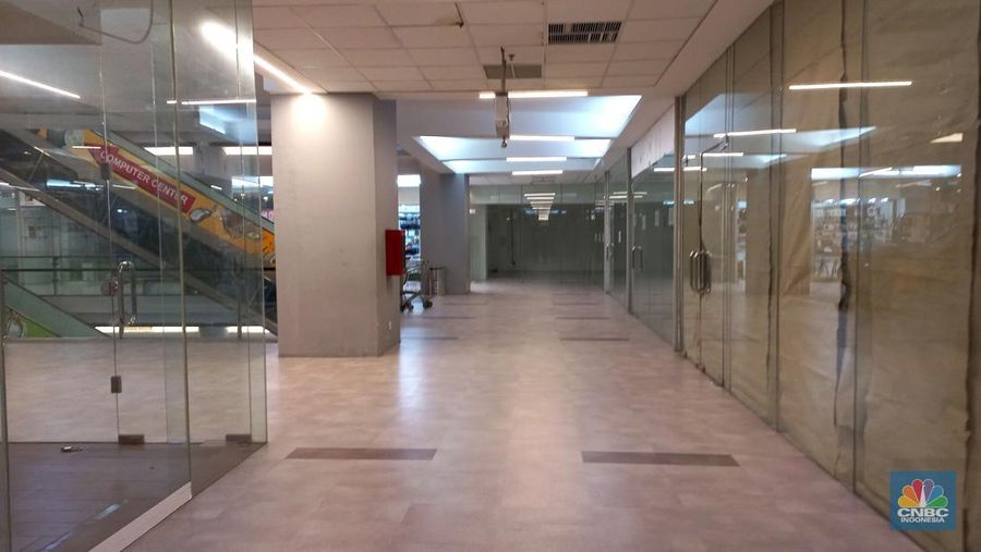 Suasana sepi dan sejumlah kios tutup  di pusat perbelanjaan Poins Square Lebak Bulus, Jakarta Selatan, Rabu, (4/1/2023). (CNBC Indonesia/ Muhammad Sabki)