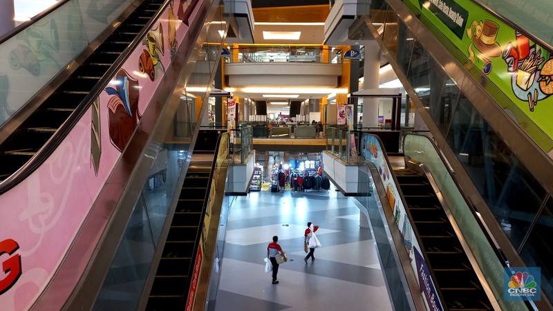 Umumnya mal atau pusat perbelanjaan ramai saat momen Natal dan tahun baru (Nataru), berbeda dengan nasib Ratu Plaza di Jakarta. (CNBC Indonesia / Martyasari Rizky)