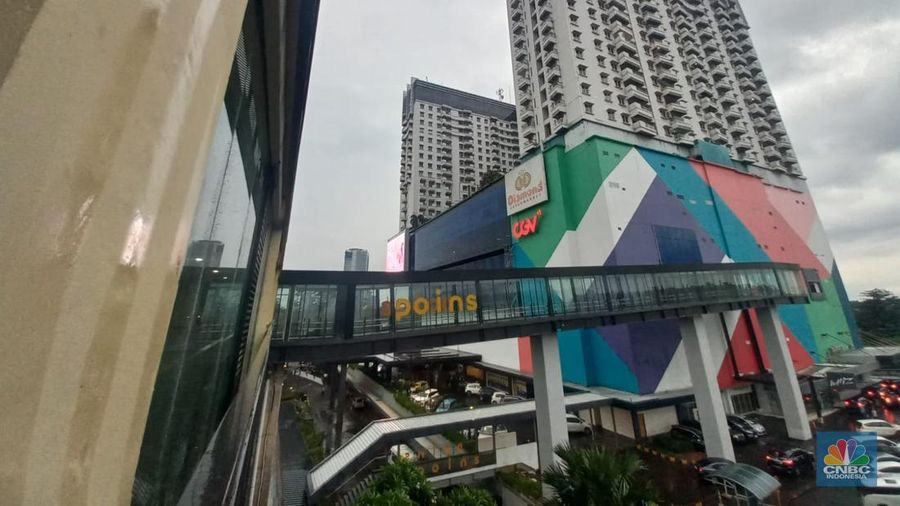 Umumnya mal atau pusat perbelanjaan ramai saat momen Natal dan tahun baru (Nataru), berbeda dengan nasib Ratu Plaza di Jakarta. (CNBC Indonesia / Martyasari Rizky)