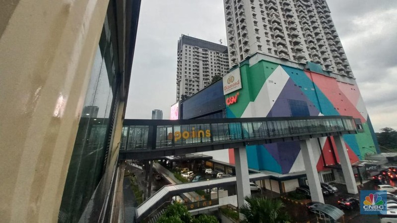 Umumnya mal atau pusat perbelanjaan ramai saat momen Natal dan tahun baru (Nataru), berbeda dengan nasib Ratu Plaza di Jakarta. (CNBC Indonesia / Martyasari Rizky)