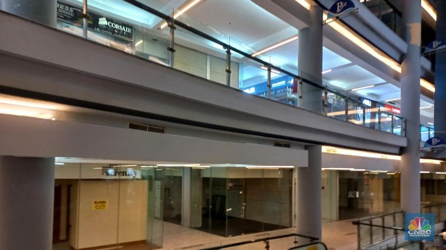 Umumnya mal atau pusat perbelanjaan ramai saat momen Natal dan tahun baru (Nataru), berbeda dengan nasib Ratu Plaza di Jakarta. (CNBC Indonesia / Martyasari Rizky)
