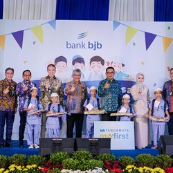 Peduli Sosial, Bank bjb Gelar Khitanan Massal di Bandung