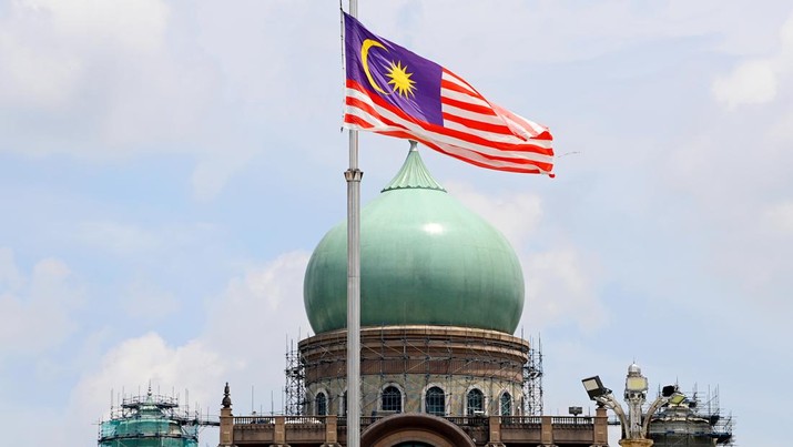 PUTRAJAYA, MALAYSIA - OCTOBER 13: Detail view of Malaysian flag in Perdana Putra, the office complex of the Prime Minister of in Putrajaya in the background prior to the 26th Le Tour de Langkawi 2022, Stage 3 a 124.2km stage from Putrajaya to Genting Highlands 1649m / #PETRONASLTdL2020 / on October 13, 2022 in Putrajaya, Malaysia. (Photo by Tim de Waele/Getty Images)