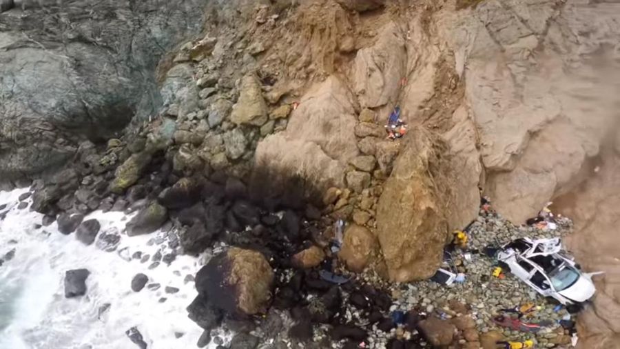 Seorang korban kecelakaan diangkat ke helikopter selama operasi penyelamatan setelah sebuah kendaraan yang membawa dua orang dewasa dan dua anak melewati tebing terjun ratusan kaki di Devil's Slide, daerah San Mateo, California, AS, Senin (2/1/2023). Empat orang penumpang mobil listrik Tesla Model Y selamat setelah mobil tersebut terjun bebas dari tebing yang dinamakan Turunan Setan atau Devil Slide di Amerika Serikat. (Facebook/CHP - Golden Gate Division Air Operations via REUTERS)