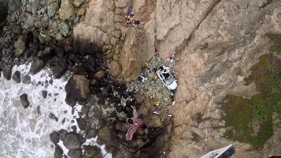 Seorang korban kecelakaan diangkat ke helikopter selama operasi penyelamatan setelah sebuah kendaraan yang membawa dua orang dewasa dan dua anak melewati tebing terjun ratusan kaki di Devil's Slide, daerah San Mateo, California, AS, Senin (2/1/2023). Empat orang penumpang mobil listrik Tesla Model Y selamat setelah mobil tersebut terjun bebas dari tebing yang dinamakan Turunan Setan atau Devil Slide di Amerika Serikat. (Facebook/CHP - Golden Gate Division Air Operations via REUTERS)
