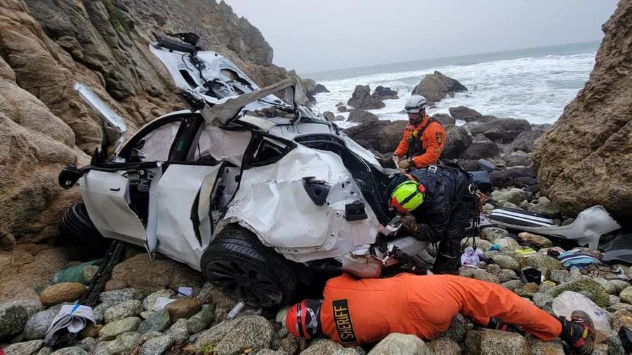 Tim penyelamat bekerja untuk mengevakuasi sedan Tesla yang hancur yang jatuh dari tebing di area yang disebut Seluncuran Setan di Devil's Slide, daerah San Mateo, California, AS, Senin (2/1/2023). Empat orang penumpang mobil listrik Tesla Model Y selamat setelah mobil tersebut terjun bebas dari tebing yang dinamakan Turunan Setan atau Devil Slide di Amerika Serikat. (San Mateo County Sheriff's Office/Handout via REUTERS)