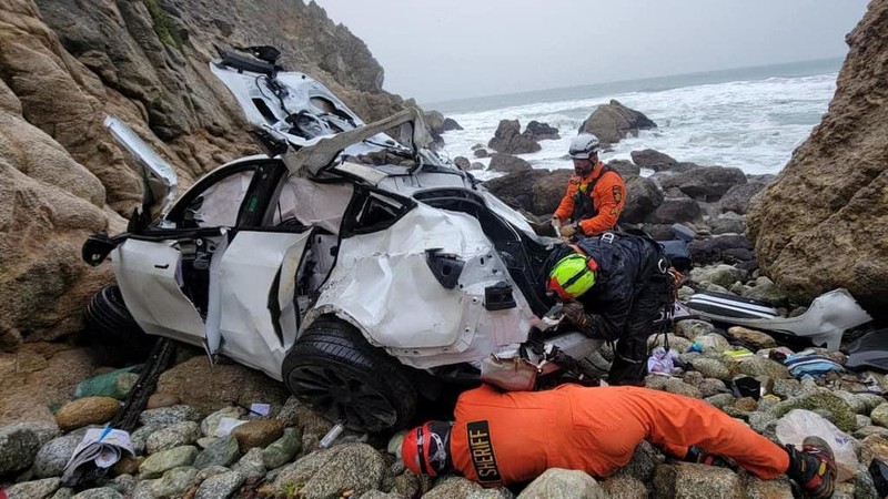 Seorang korban kecelakaan diangkat ke helikopter selama operasi penyelamatan setelah sebuah kendaraan yang membawa dua orang dewasa dan dua anak melewati tebing terjun ratusan kaki di Devil's Slide, daerah San Mateo, California, AS, Senin (2/1/2023). Empat orang penumpang mobil listrik Tesla Model Y selamat setelah mobil tersebut terjun bebas dari tebing yang dinamakan Turunan Setan atau Devil Slide di Amerika Serikat. (Facebook/CHP - Golden Gate Division Air Operations via REUTERS)