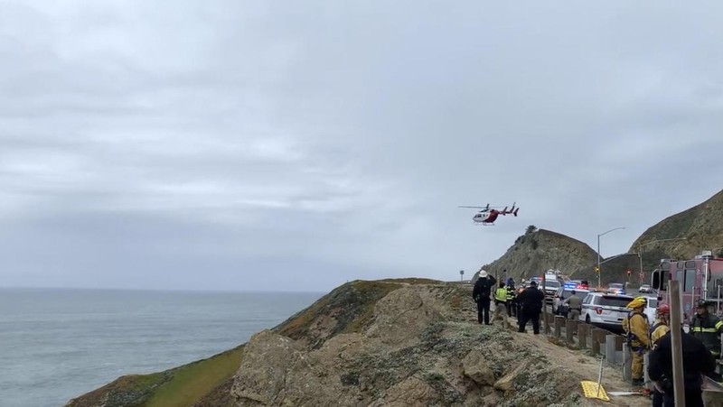 Seorang korban kecelakaan diangkat ke helikopter selama operasi penyelamatan setelah sebuah kendaraan yang membawa dua orang dewasa dan dua anak melewati tebing terjun ratusan kaki di Devil's Slide, daerah San Mateo, California, AS, Senin (2/1/2023). Empat orang penumpang mobil listrik Tesla Model Y selamat setelah mobil tersebut terjun bebas dari tebing yang dinamakan Turunan Setan atau Devil Slide di Amerika Serikat. (Facebook/CHP - Golden Gate Division Air Operations via REUTERS)