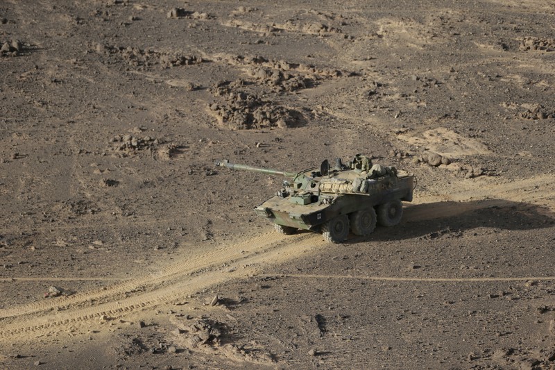 Tentara Prancis mengendarai kendaraan lapis baja AMX-10 RC saat mereka ikut serta dalam demonstrasi di pameran perdagangan pertahanan dan keamanan darat dan udara internasional Eurosatory, di Villepinte, pinggiran utara Paris, pada 12 Juni 2022. (Photo by EMMANUEL DUNAND/AFP via Getty Images)