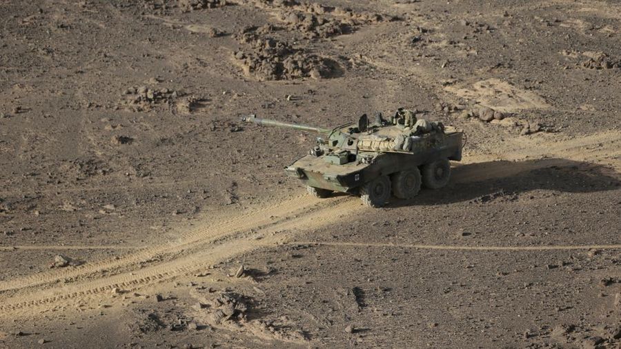 Tentara Prancis mengendarai kendaraan lapis baja AMX-10 RC saat mereka ikut serta dalam demonstrasi di pameran perdagangan pertahanan dan keamanan darat dan udara internasional Eurosatory, di Villepinte, pinggiran utara Paris, pada 12 Juni 2022. (Photo by EMMANUEL DUNAND/AFP via Getty Images)