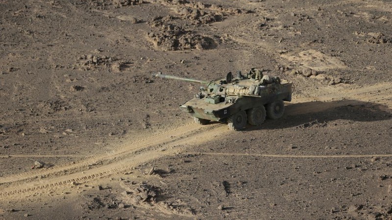 Tentara Prancis mengendarai kendaraan lapis baja AMX-10 RC saat mereka ikut serta dalam demonstrasi di pameran perdagangan pertahanan dan keamanan darat dan udara internasional Eurosatory, di Villepinte, pinggiran utara Paris, pada 12 Juni 2022. (Photo by EMMANUEL DUNAND/AFP via Getty Images)