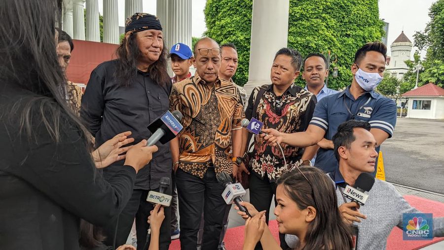 Ketua Tim Advokasi Tragedi Kanjuruhan (Tatak), Imam Hidayat di Kompleks Istana Kepresidenan, Kamis (5/1/2023). (CNBC Indonesia/ Emir Yanwardhana)