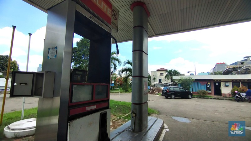 Maraknya penjualan Stasiun Pengisian Bahan Bakar Umum (SPBU) menjadi fenomena yang muncul di awal 2023 ini. Pengendara mengisi Bahan Bakar Minyak (BBM) di SPBU Mampang Prapatan Raya, Jakarta, Kamis (5/1/2023). Maraknya penjualan Stasiun Pengisian Bahan Bakar Umum (SPBU) menjadi fenomena yang muncul di awal 2023 ini. (CNBC Indonesia / Tri Susilo)