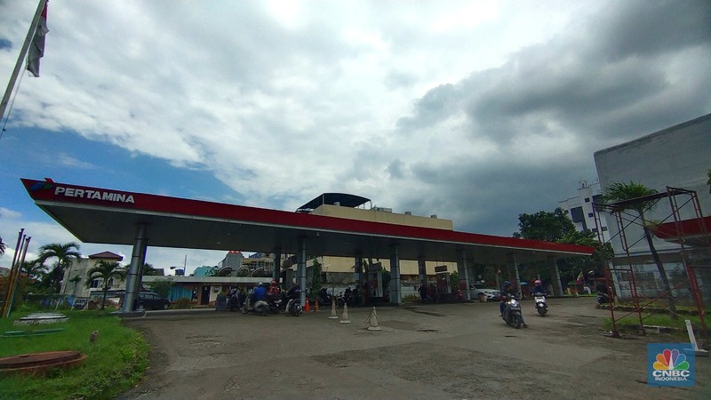 Pengendara mengisi Bahan Bakar Minyak (BBM) di SPBU Mampang Prapatan Raya, Jakarta, Kamis (5/1/2023). Maraknya penjualan Stasiun Pengisian Bahan Bakar Umum (SPBU) menjadi fenomena yang muncul di awal 2023 ini. (CNBC Indonesia / Tri Susilo)