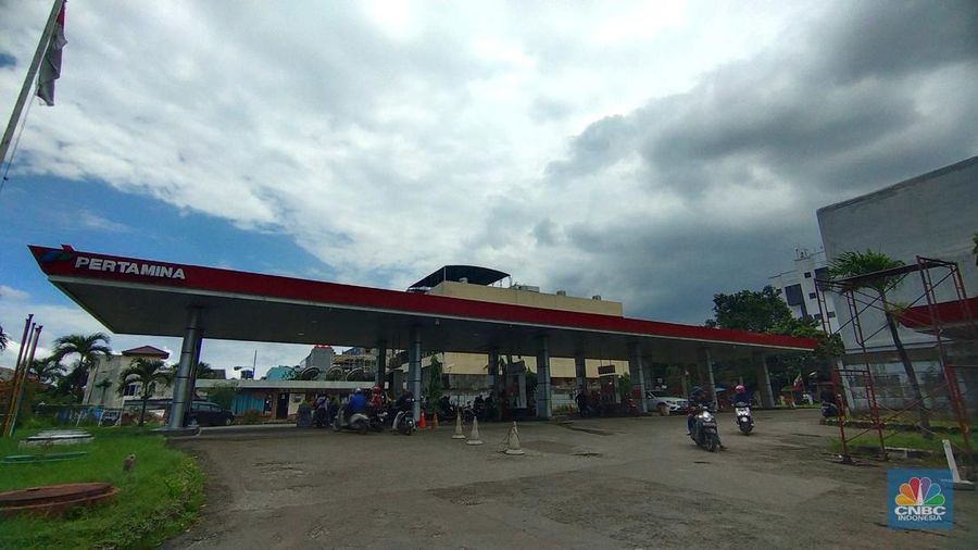 Pengendara mengisi Bahan Bakar Minyak (BBM) di SPBU Mampang Prapatan Raya, Jakarta, Kamis (5/1/2023). Maraknya penjualan Stasiun Pengisian Bahan Bakar Umum (SPBU) menjadi fenomena yang muncul di awal 2023 ini. (CNBC Indonesia / Tri Susilo)
